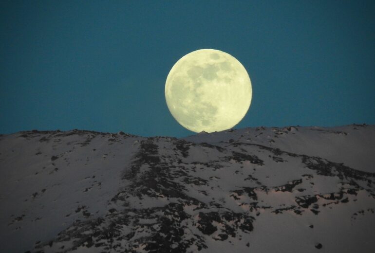 ¿Cómo afecta la luna llena al sueño?