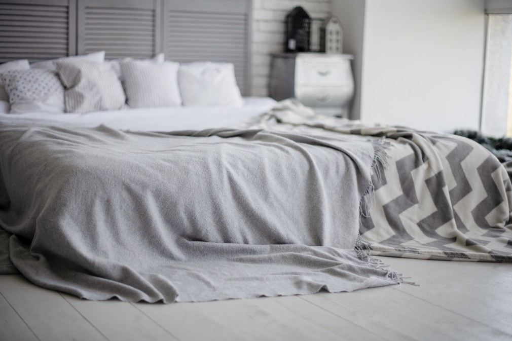 Nueva tendencia en dormitorios: camas a ras del suelo  Cama en el suelo,  Decoración de dormitorio para hombres, Colchón en el piso